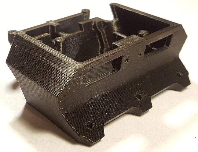 Estructura ya impresa del diseño en 3D del chasis para sumobot.