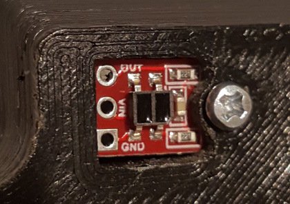 Sensor infrarrojo QTR ya montado en el Chasis impreso en 3D.