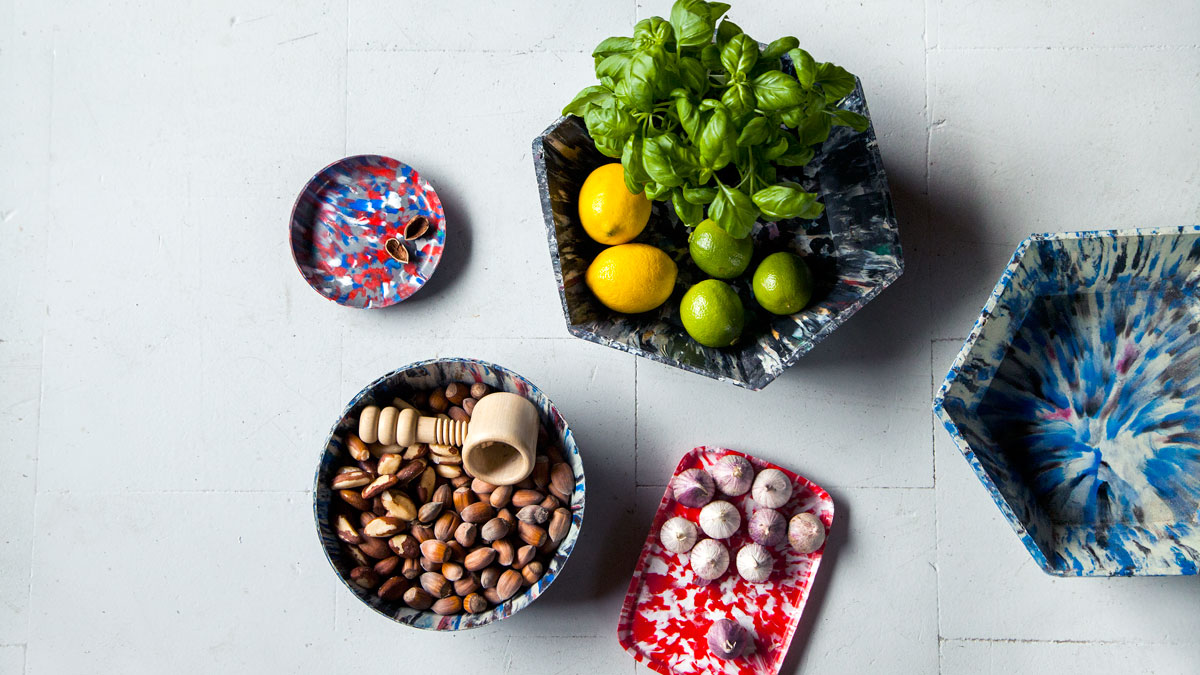 Ejemplos de productos fabricados con las máquinas de la iniciativa Precious Plastic.