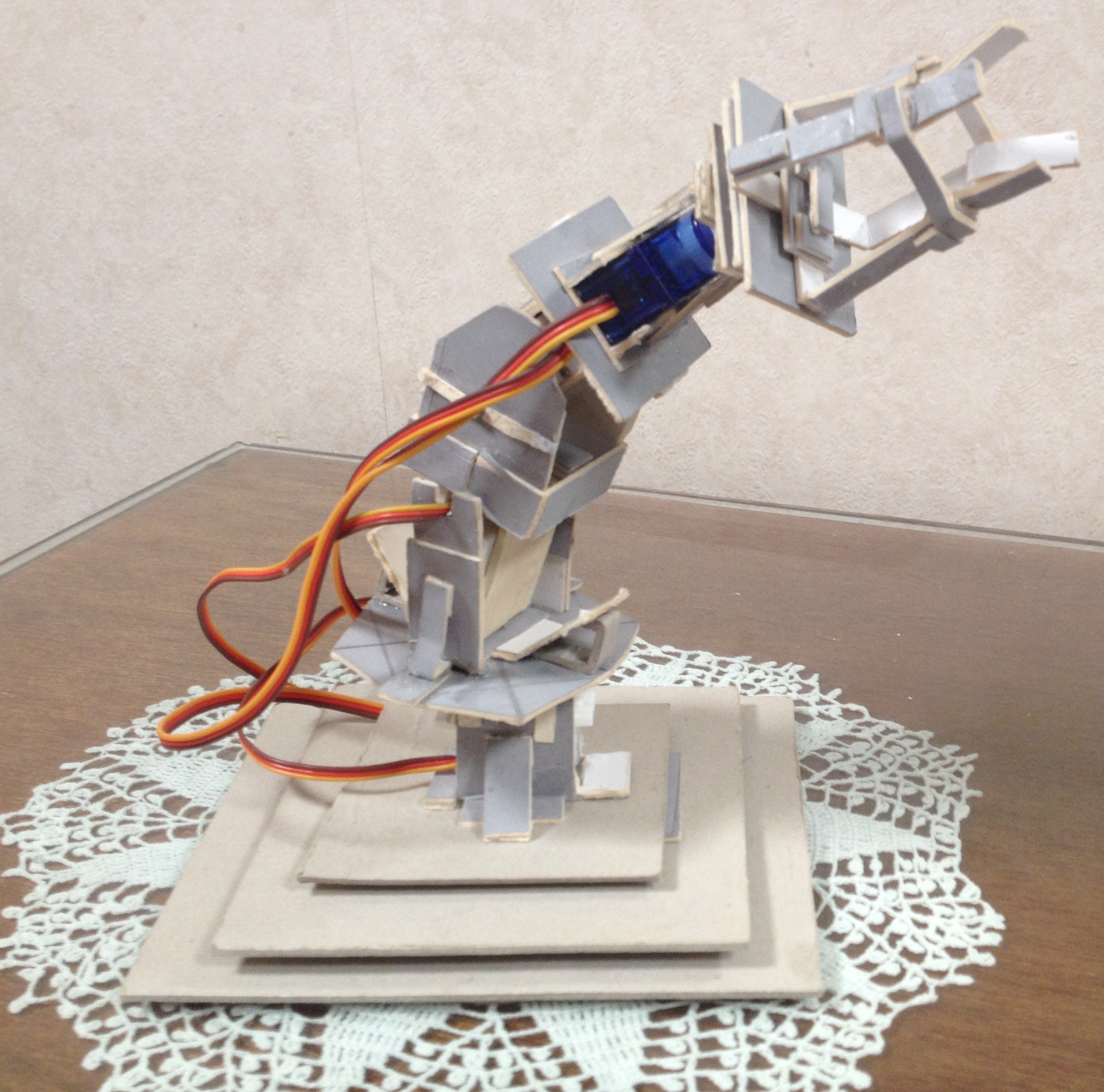 Como hacer un mini-brazo electromecánico con servos y arduino.